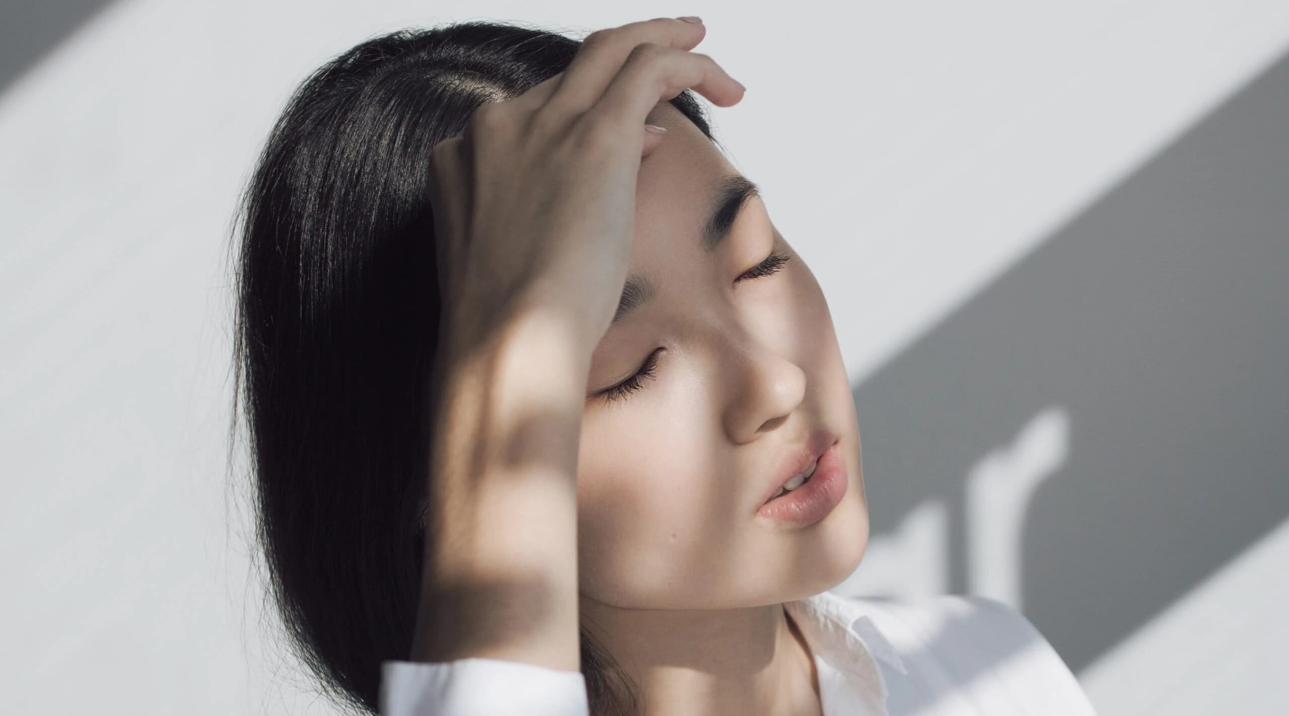 woman has hand on face representing Schizoaffective Disorder