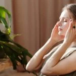 woman has hands on head representing boderline personality disorder